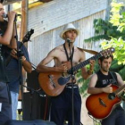 Integrantes del grupo gallego Zaramandi, durante la apertura del Fiestizaje.