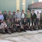 Los cazadores posan en Secarejo con los jabalíes abatidos