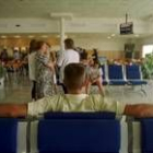 Imagen de archivo de pasajeros esperando un vuelo en las instalaciones del Aeropuerto de León