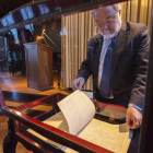 Simon Maguire, experto musical de Sotheby’s, con el manuscrito de Mahler. CHRISTIAN CHARISIUS