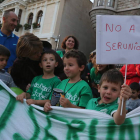 Manifestación de ayer en protesta por el escándalo de la sopa servida a los niños con larvas de gorgojo en cinco colegios de León por Serunión