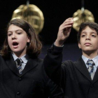 Andrea Ladrón de Guevara y Joel Fernández Godos, del Colegio de San Ildefonso, en el momento de cantar el Gordo de Navidad, el domingo.