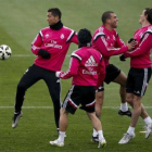 Diversos jugadores del Real Madrid durante un entreno del pasado mes de marzo.