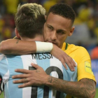Neymar trata de consolar a su amigo Messi.