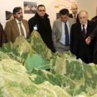 Los visitantes de los túneles de la Variante en La Pola contemplan la maqueta del ambicioso proyecto