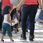 Familias de migrantes son procesadas en la Estación Central de Autobuses de McAllen, en Texas. /