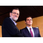 Mariano Rajoy y Albert Rivera posan tras un encuentro en el Congreso, en Madrid el 18 de agosto.