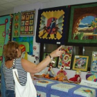 Una mujer contempla los trabajos de manualidades en Nava.
