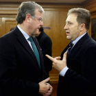 Antonio Silván charla con Tomás Castro al inicio de la presentación sobre la AEI. MARCIANO