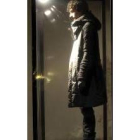 Un modelo luce una creación del modisto japonés Okaniwa