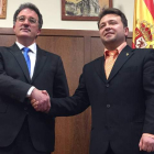 Los nuevos socios de Gobierno, el alcalde, Arsenio García, y el leonesista Pablo Peyuca. a. valencia