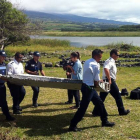 La Policía de las Islas Reunión traslada una de las piezas encontradas.