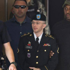 Fotografía de archivo tomada el 30 de julio de 2013 del soldado estadounidense Bradley Manning, que fue sentenciado hoy 21 de agosto de 2013 en una corte militar a 35 años de prisión y expulsado del Ejército con deshonor por la filtración de más de 700.00
