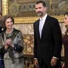 La reina y la infanta Elena aplauden al príncipe de Asturias, junto a doña Letizia, tras su discurso del 12 de Octubre.