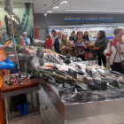 Uno de los pescaderos atiende a las clientas del nuevo establecimiento de Lupa. PLANILLO