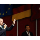 El primer ministro turco, Recep Tayyip Erdogan en el acto multitudinario durante su visita en Colonia.
