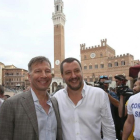 El ministro de Interior italiano, Matteo Salvini (derecha) posa junto al candidato a la alcaldía de Siena Luigi De Mossi.