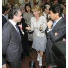 Aguirre charla con miembros de su gobierno a su llegada a Madrid
