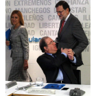 De Cospedal junto a Herrera y Rajoy mientras se saludan. RAQUEL P. VIECO