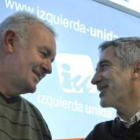 Cayo Lara conversa con el ex coordinador de Izquierda Unida, Gaspar Llamazares, tras su elección