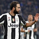 Gonzalo Higuaín renuncia a celebrar el gol que le acaba de marcar a su exequipo, el Nápoles.