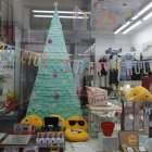 Los escaparates de la capital lucen ya la Navidad.