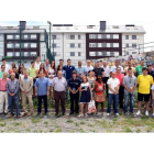 Los premiados posaron para la foto de familia junto a los patrocinadores de la Fídeber en las instalaciones deportivas del Barco de Bembibre.