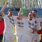 Los jugadores del filial culturalista muestran su alegría por el ascenso conseguido. SECUNDINO PÉREZ