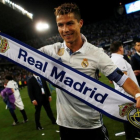 Cristiano Ronaldo, con una bufanda del Madrid.