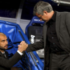 Guardiola y Mourinho se saludan antes del clásico de la primera vuelta.