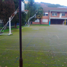 Estado verdoso del patio del colegio público comarcal Piñera.