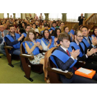 Alumnos de Biológicas, en el acto de entrega de las insignias. SECUNDINO PÉREZ