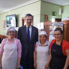 El Rey con personal de cocina del restaurante.