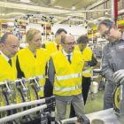Un trabajador de la planta de Schindler con Marta Gastón, Javier Lambán y Ramón Tejedor, ayer