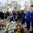 El ministro de Justicia, Grapperhaus, y el primer ministro, Rutte, realizan una ofrenda floral. R. V. L.