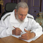 Fidel Castro prepara su voto para las elecciones municipales en su casa de La Habana.