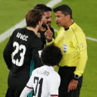 El árbitro brasileño  Sandro Ricci hablando con jugadores del Madrid