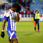 El jugador de la Ponferradina Jebor se va del campo con gesto de tristeza tras la derrota frente al Mallorca.