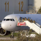 Miembros de las fuerzas especiales acceden al avión. D. AQUILINA
