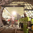 Operarios del Metro de Madrid y de subcontratas en un túnel de la Línea 1 durante las obras de reforma emprendidas en febrero de 2016.