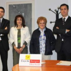 Los directivos de Caja Burgos con la junta directiva de la Asociación Alzhéimer.