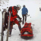 Rescate del esquiador lesionado en una pierna cuando hacía una travesía de fondo en una zona de difícil acceso en Boca de Huérgano