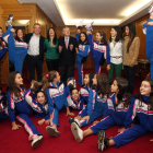 Emilio Gutiérrez recibió a las integrantes del Club Ritmo.