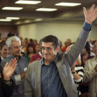 Patxi López saluda tras haber sido proclamado ayer candidato socialista a lendakari.