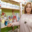 Esther Calleja posa con algunos de los regalos que realiza en su taller. RAMIRO.