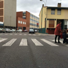 Una mujer con carrito de bebé se beneficia del rebaje de aceras. DL