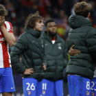 Los jugadores del Atlético de Madrid, desolados tras su eliminación de la Liga de Campeones a manos del City. JUANJO MARTÍN