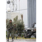 Soldados vigilan los alrededores de la televisión estatal.