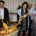 Silvia Clemente colaboró con las cocineras de la feria en la elaboración de las patatas que se sirvi