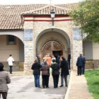 Corrillos de vecinos de Almanza a la entrada de la iglesia para oír misa ayer.